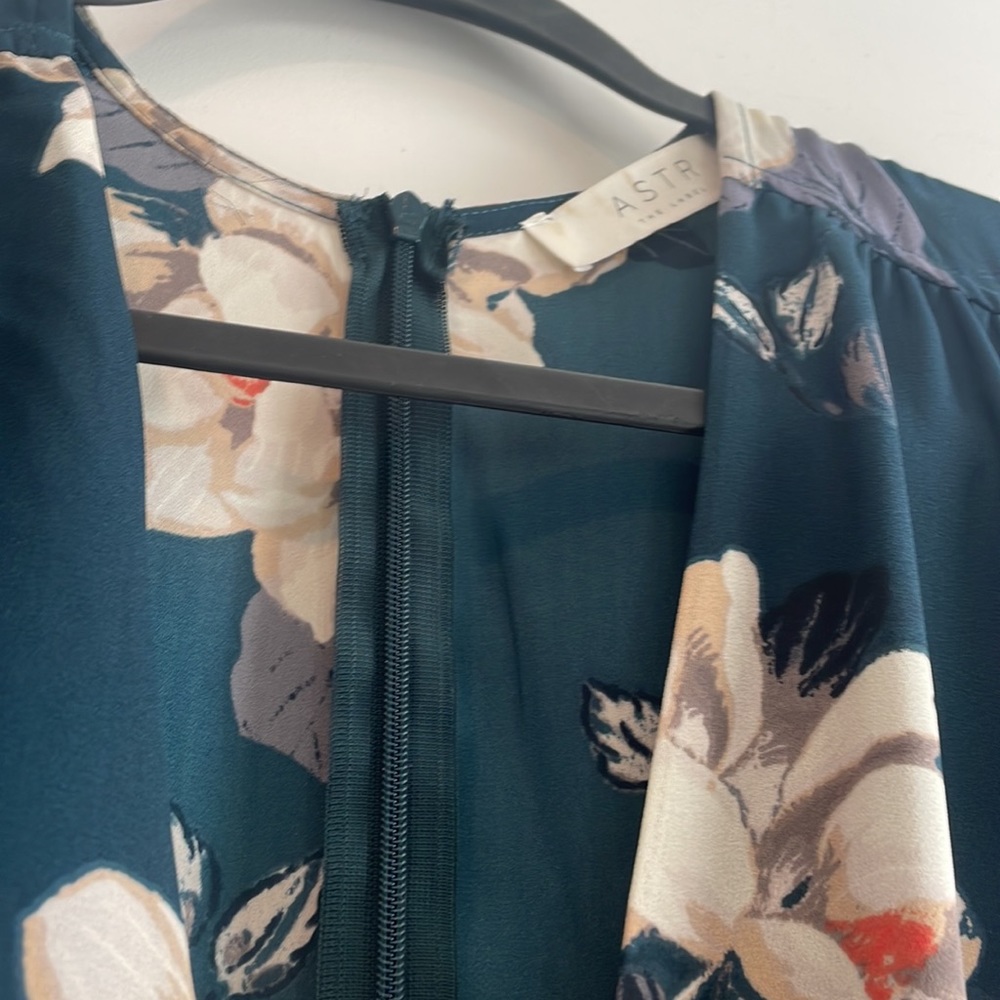 ASTR Romper Size Small Worn a couple times in great condition - Picture 4 of 4
